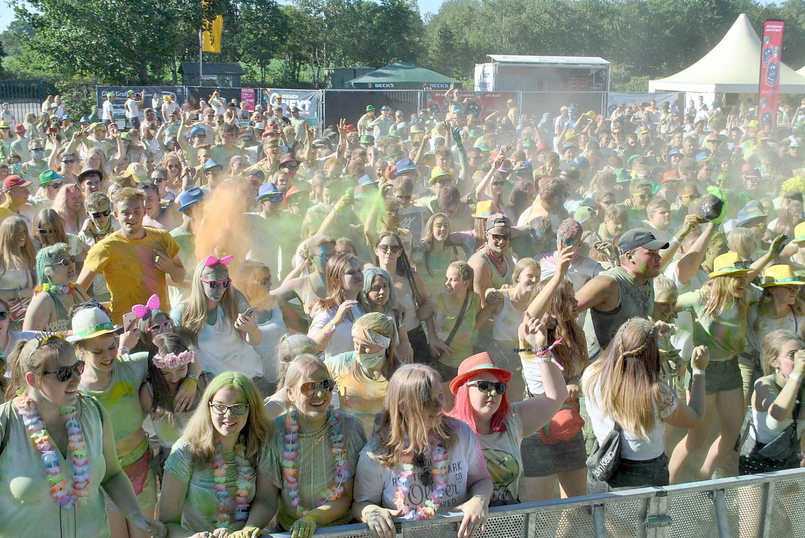 Tausende feiern Holi-Festival in Aurich - Bild 20