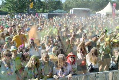 Tausende feiern Holi-Festival in Aurich - Bild 20