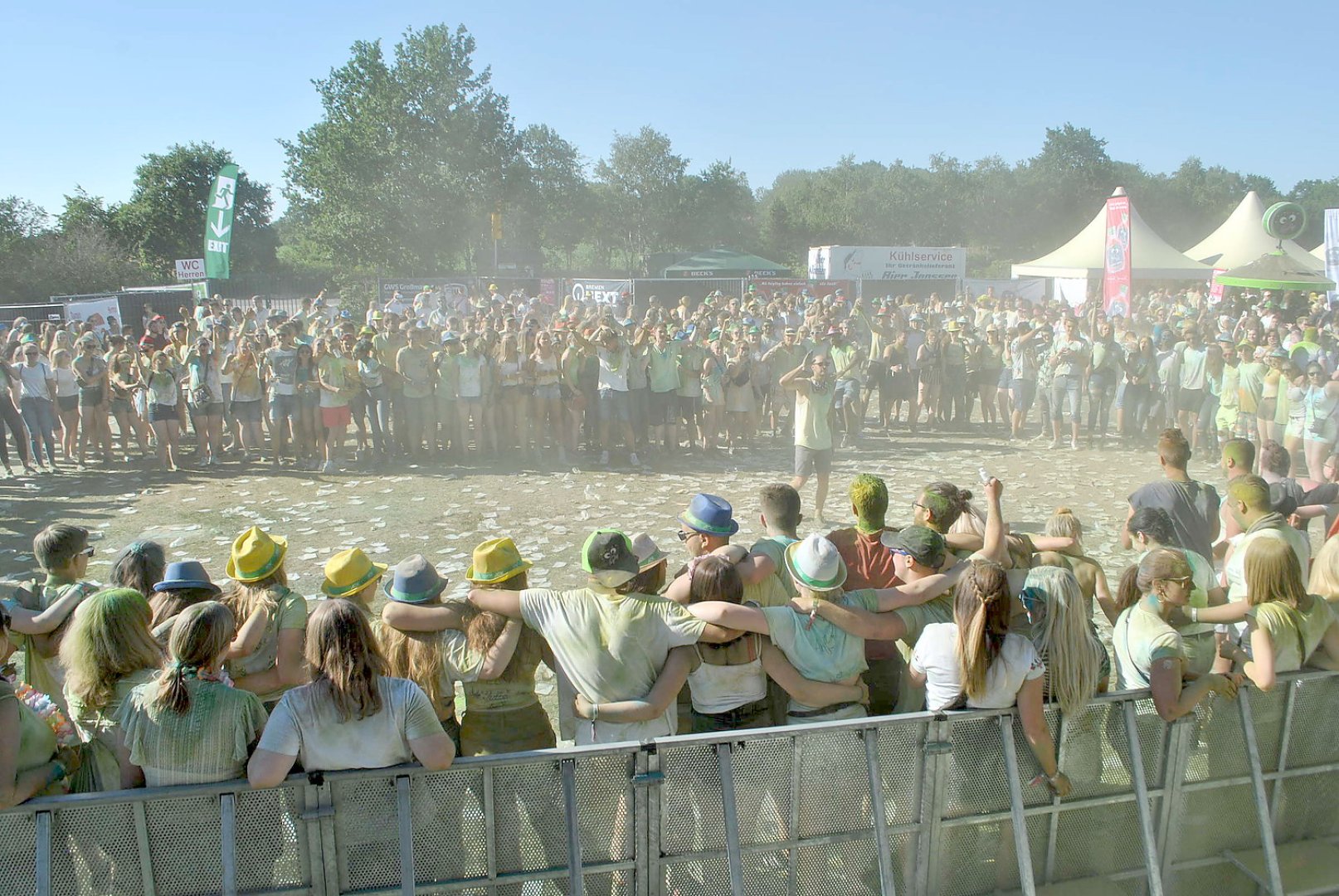 Tausende feiern Holi-Festival in Aurich - Bild 21
