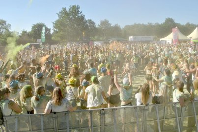 Tausende feiern Holi-Festival in Aurich - Bild 22