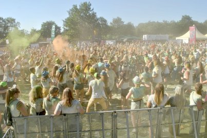 Tausende feiern Holi-Festival in Aurich - Bild 23