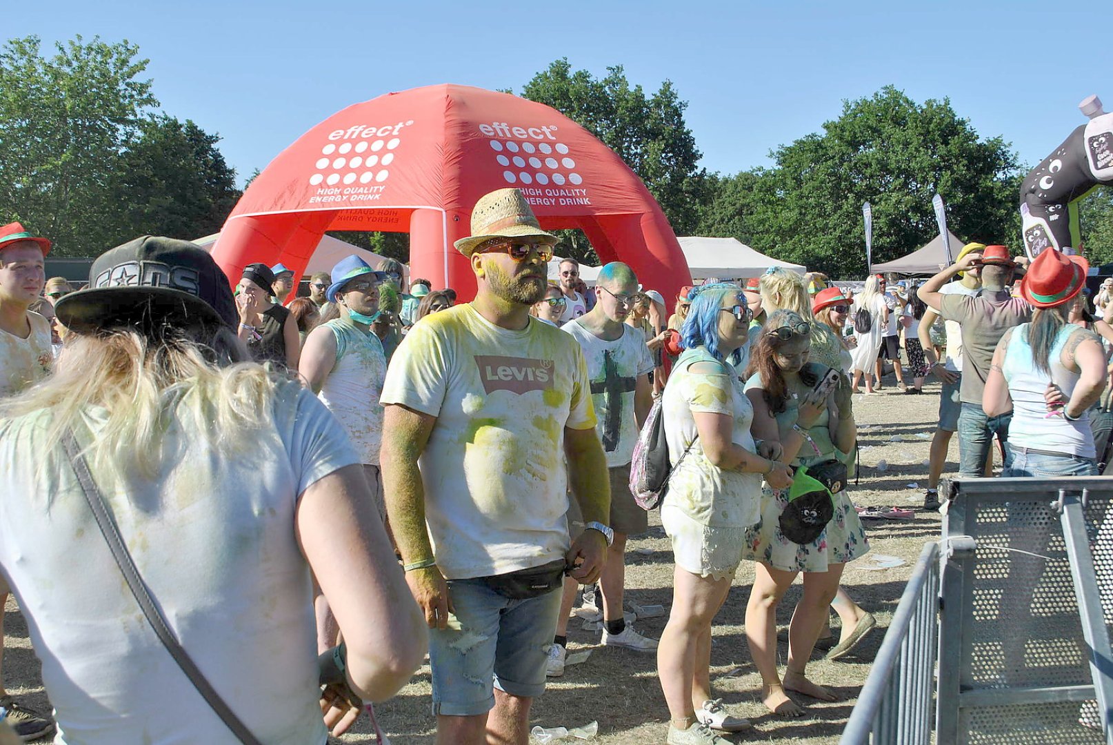 Tausende feiern Holi-Festival in Aurich - Bild 24