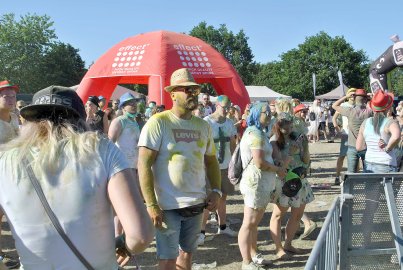 Tausende feiern Holi-Festival in Aurich - Bild 24