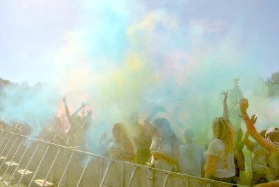 Tausende feiern Holi-Festival in Aurich - Bild 27