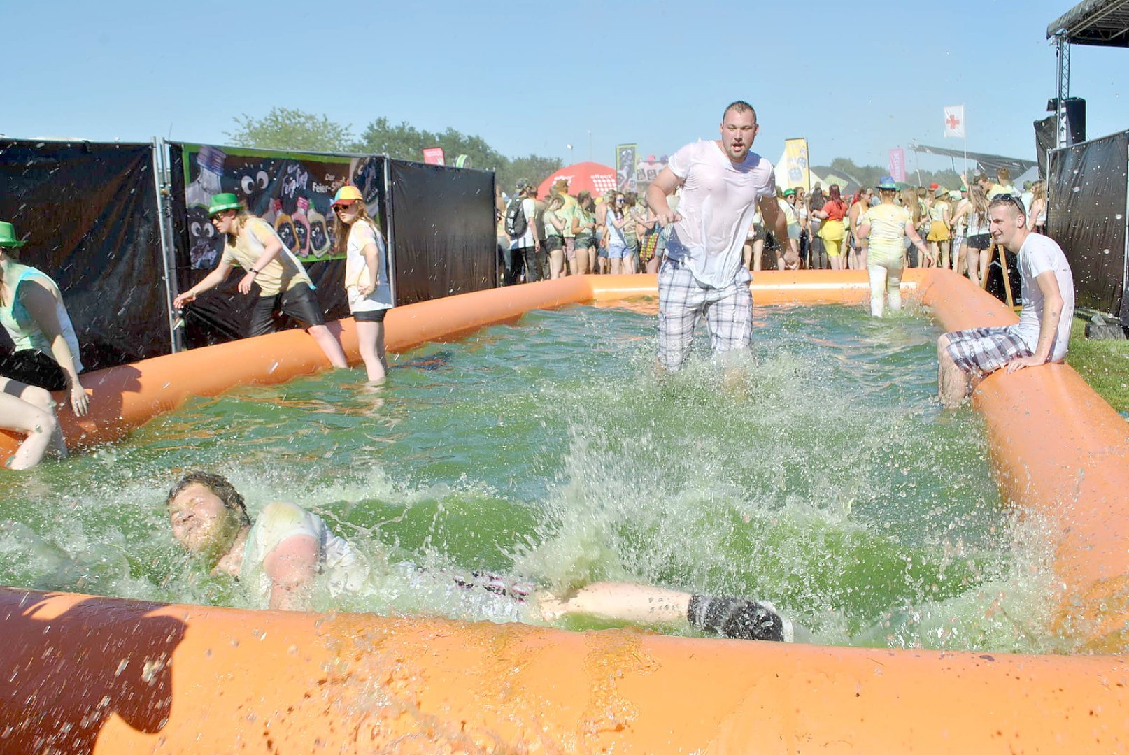 Tausende feiern Holi-Festival in Aurich - Bild 28