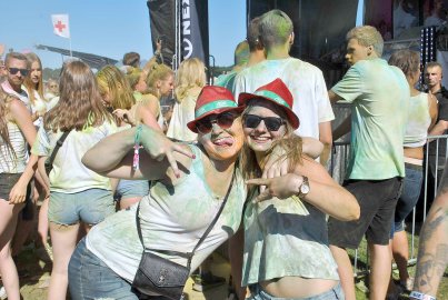Tausende feiern Holi-Festival in Aurich - Bild 30