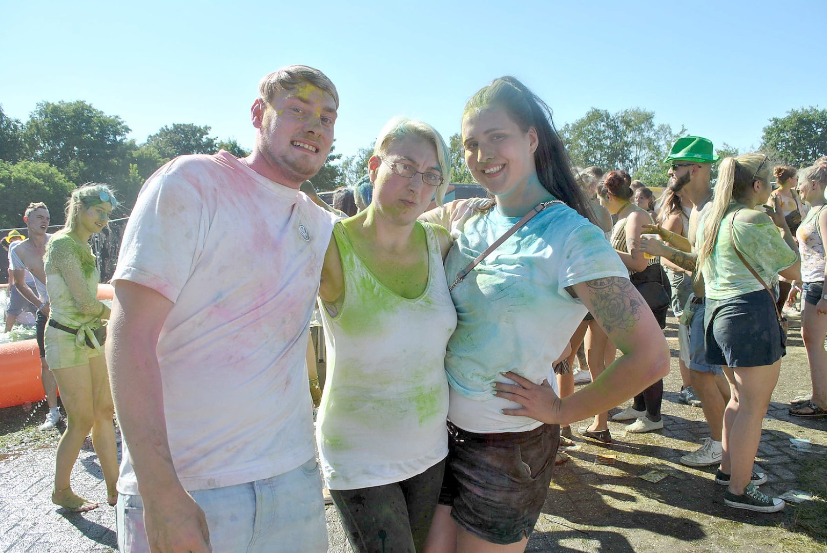 Tausende feiern Holi-Festival in Aurich - Bild 32