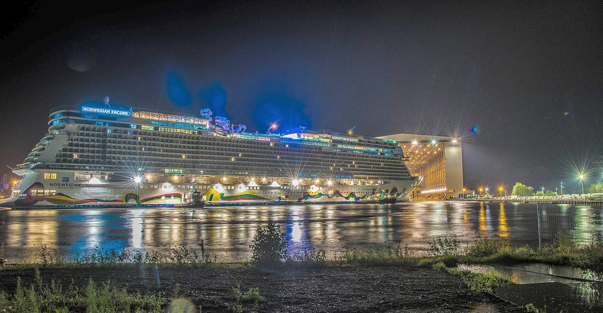 Kreuzfahrtschiff dockt aus - Bild 1