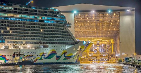 Kreuzfahrtschiff dockt aus - Bild 2
