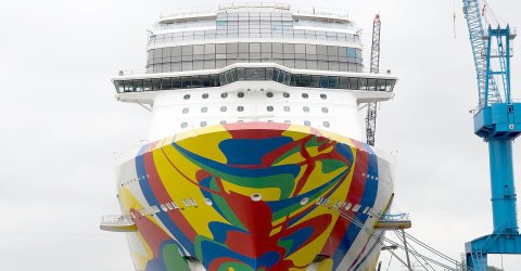 Kreuzfahrtschiff dockt aus - Bild 3