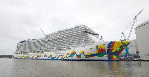 Kreuzfahrtschiff dockt aus - Bild 4