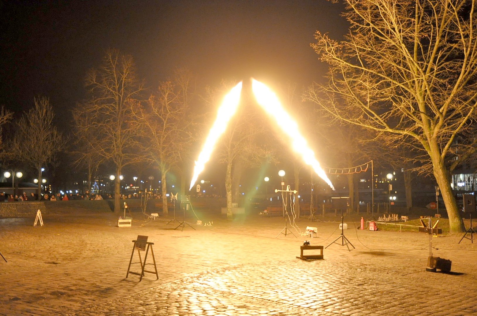 Feuerwerk und Feuershow in Leeraner Innenstadt - Bild 1