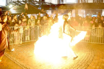 Feuerwerk und Feuershow in Leeraner Innenstadt - Bild 2
