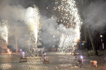 Feuerwerk und Feuershow in Leeraner Innenstadt - Bild 4