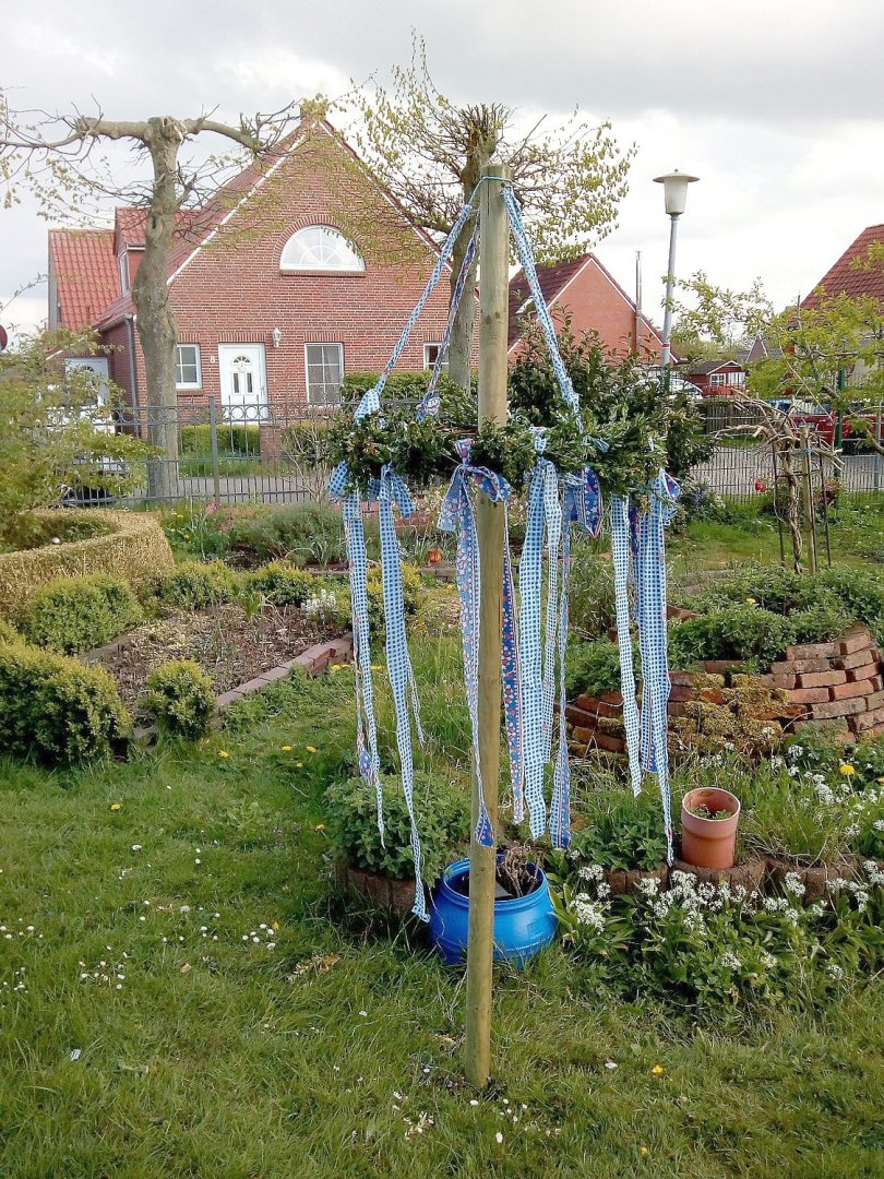 Ostfriesen zeigen ihre Maibäume - Bild 4
