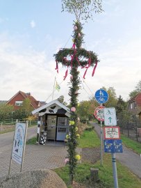 Ostfriesen zeigen ihre Maibäume - Bild 6