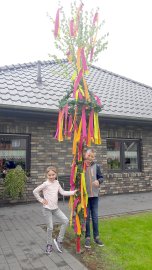 Ostfriesen zeigen ihre Maibäume - Bild 25