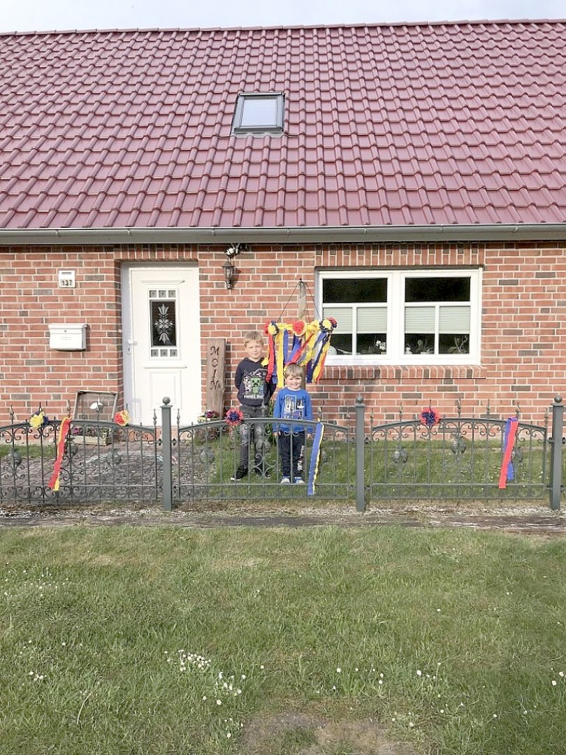 Ostfriesen zeigen ihre Maibäume - Bild 54