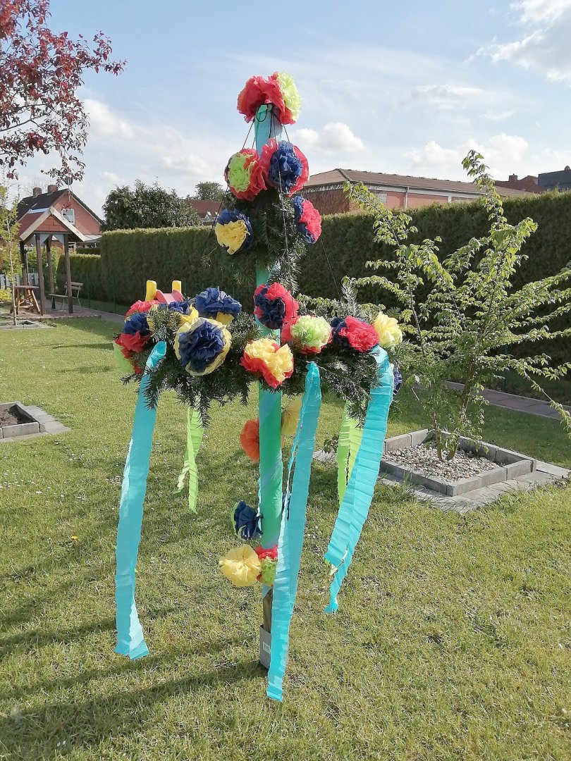 Ostfriesen zeigen ihre Maibäume - Bild 56