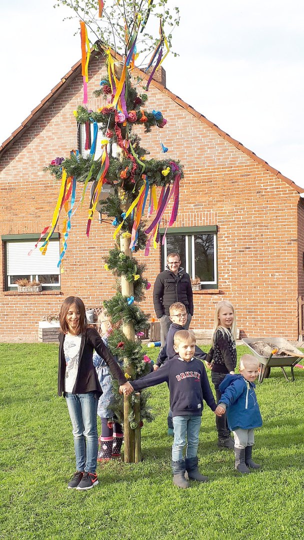Ostfriesen zeigen ihre Maibäume - Bild 60