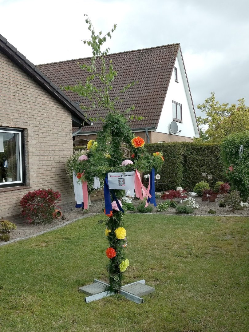 Ostfriesen zeigen ihre Maibäume - Bild 63