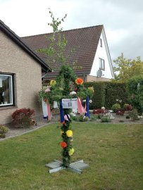 Ostfriesen zeigen ihre Maibäume - Bild 63