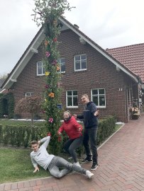 Ostfriesen zeigen ihre Maibäume - Bild 66