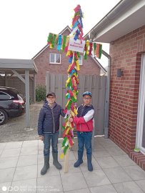 Ostfriesen zeigen ihre Maibäume - Bild 74