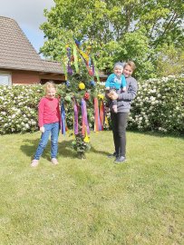 Ostfriesen zeigen ihre Maibäume - Bild 81