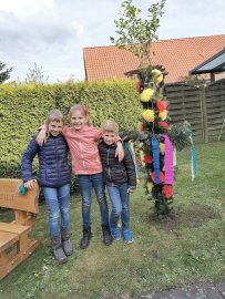 Ostfriesen zeigen ihre Maibäume - Bild 104