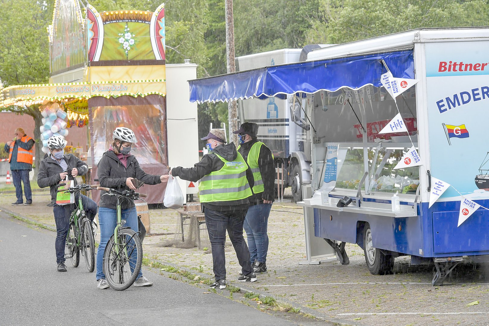 In Emden gab es Mutmacher-Matjes am Drive-in - Bild 1
