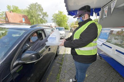 In Emden gab es Mutmacher-Matjes am Drive-in - Bild 2