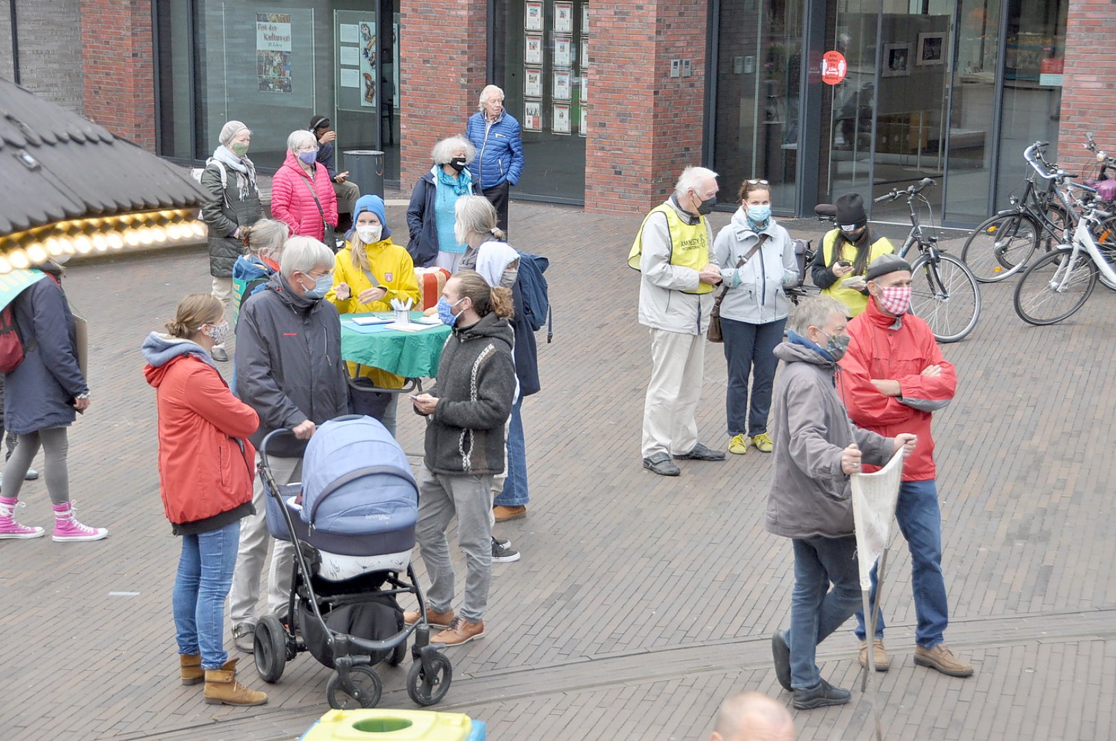 Mahnwache am Denkmalsplatz in Leer - Bild 1