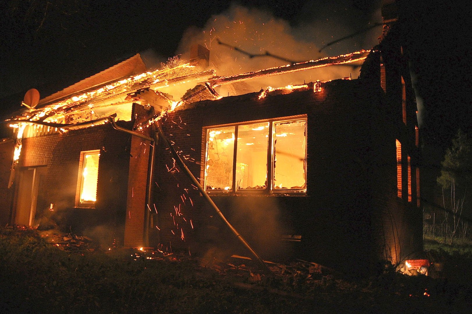Brand eines leerstehenden Bauernhauses in Detern-Neuburg - Bild 1