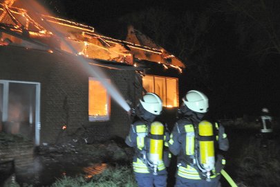 Brand eines leerstehenden Bauernhauses in Detern-Neuburg - Bild 2