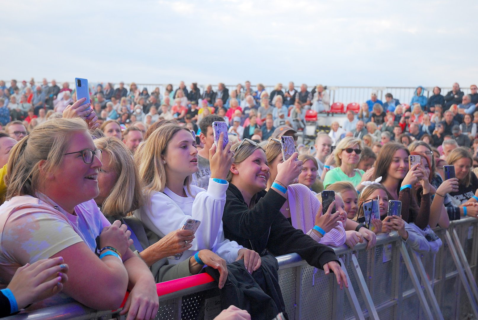 Beach Days 2022: Beste Stimmung beim Konzertabend am Borkumer Nordstrand - Bild 24