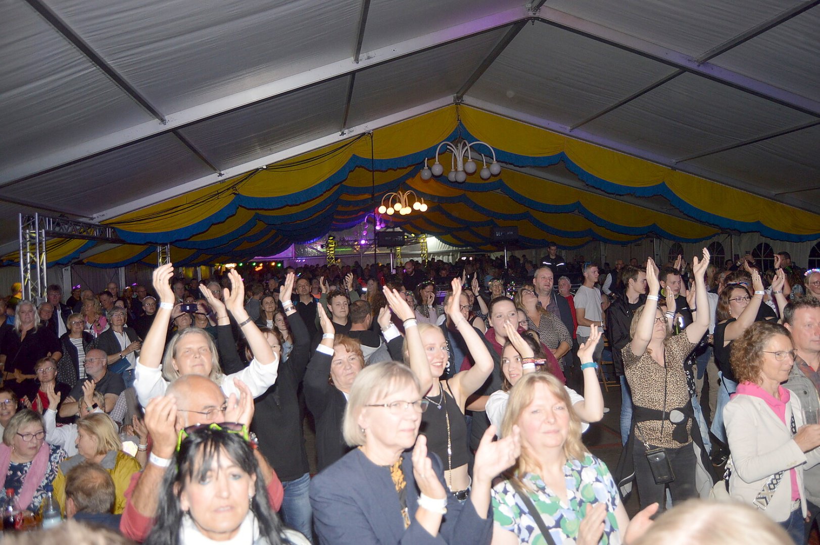 Blaulicht-Party in Burlage - Bild 8