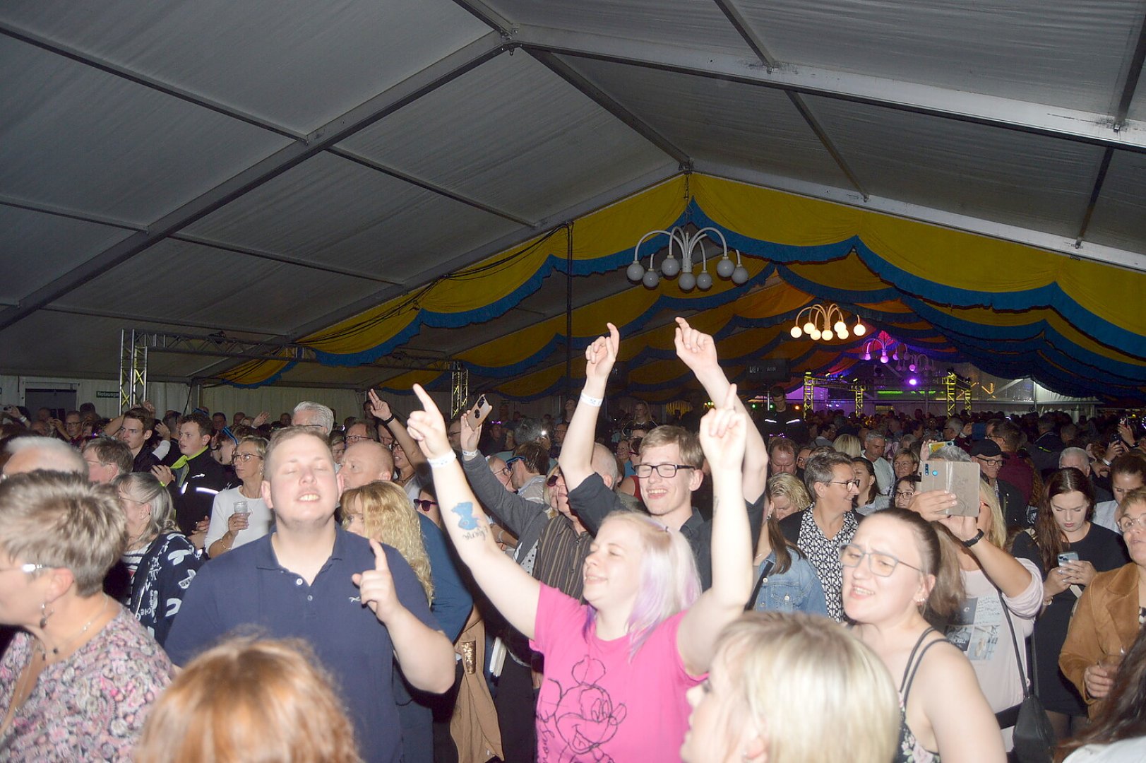 Blaulicht-Party in Burlage - Bild 11