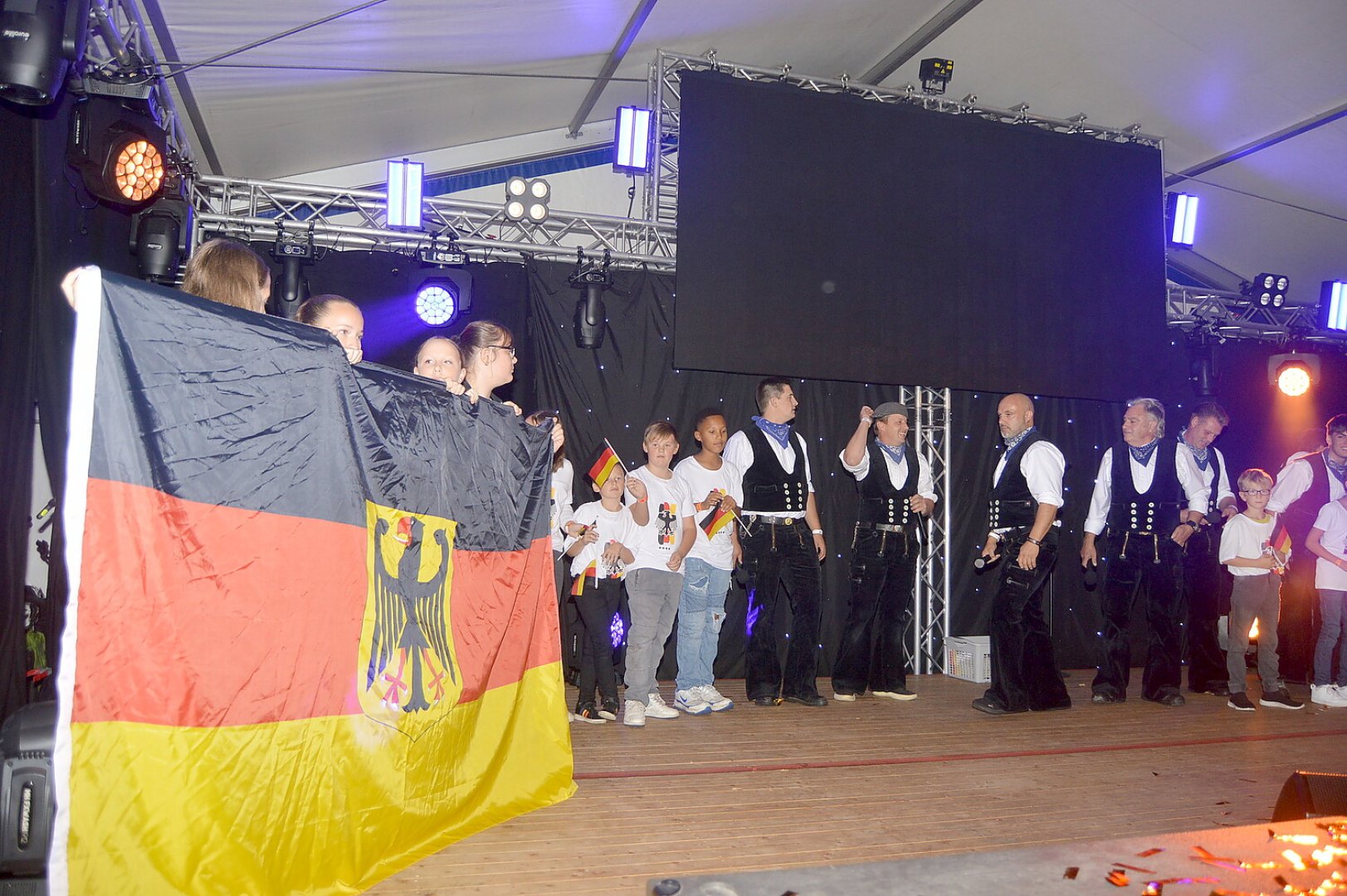 Blaulicht-Party in Burlage - Bild 12