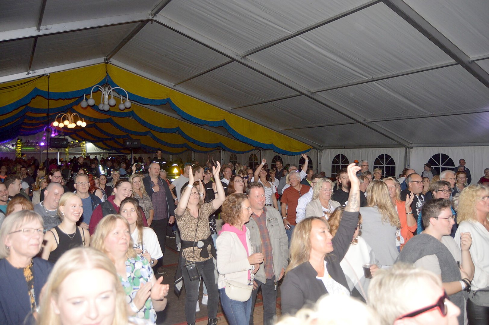 Blaulicht-Party in Burlage - Bild 40