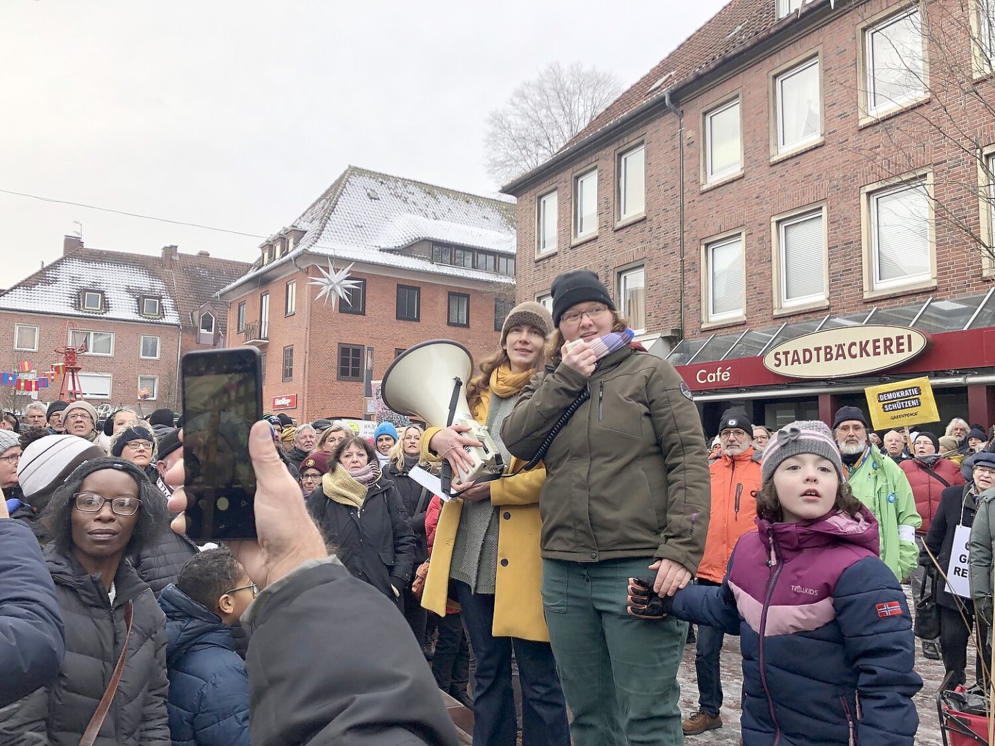 Hunderte setzen in Emden ein Zeichen gegen Rechtsextremismus - Bild 1