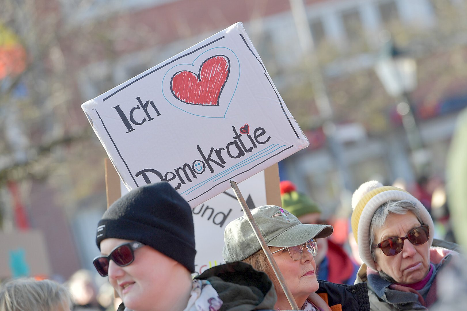 Mehr als 4000 Demonstranten in Emden  - Bild 1