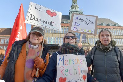 Mehr als 4000 Demonstranten in Emden  - Bild 3