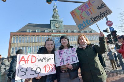 Mehr als 4000 Demonstranten in Emden  - Bild 4