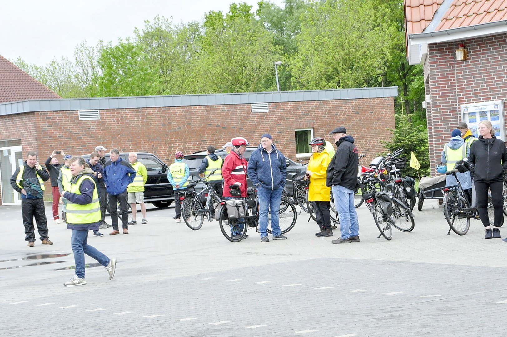 Fahrradkorso von Oldersum nach Riepe im Regen - Bild 5