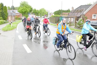 Fahrradkorso von Oldersum nach Riepe im Regen - Bild 8