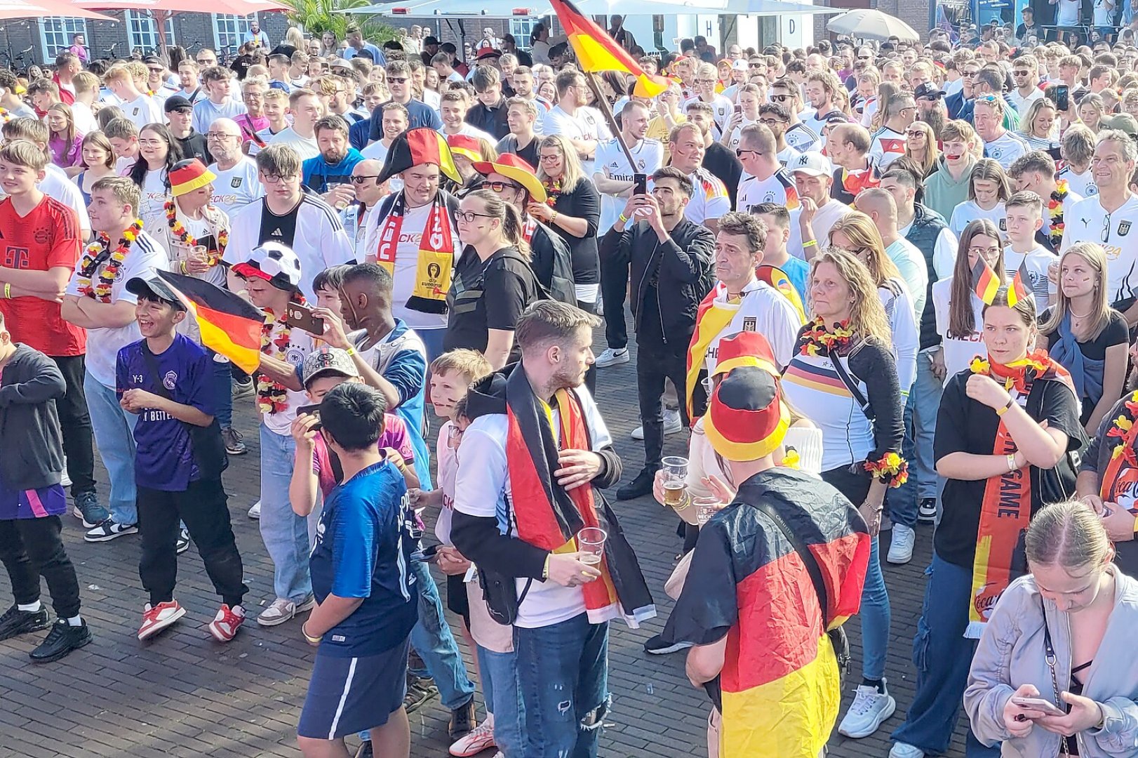 So feiern die Fans beim Public Viewing in Ostfriesland - Bild 1