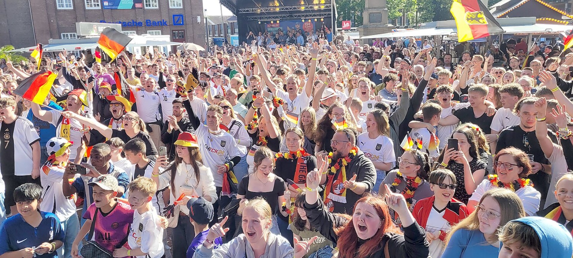 So feiern die Fans beim Public Viewing in Ostfriesland - Bild 3