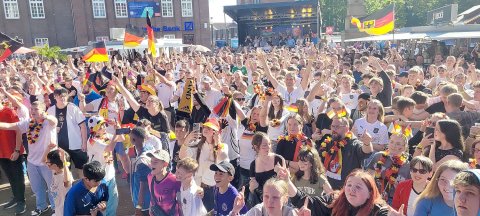 So feiern die Fans beim Public Viewing in Ostfriesland - Bild 4
