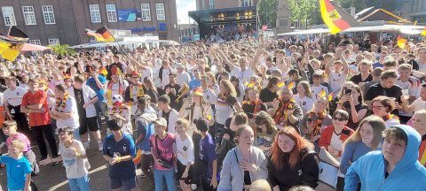 So feiern die Fans beim Public Viewing in Ostfriesland - Bild 5